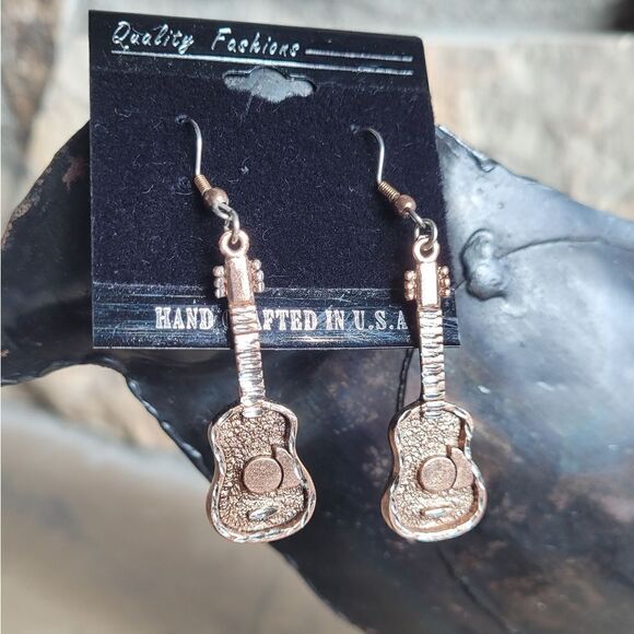 New! 🎶 Coppery Guitar Large Dangle Earrings 🎸 🎵 - Picture 1 of 3
